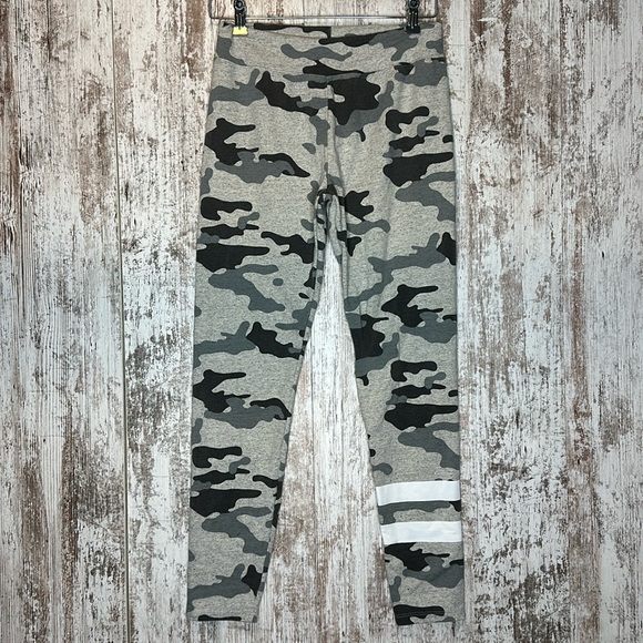 Sundry Anthropologie Camo Print yoga leggings made in USA sz 2 - Picture 2 of 5